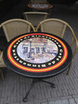 908365 Afbeelding van een tafeltje met stoeltjes op het terras van Café de Binnenstad (Voor Clarenburg 4) te Utrecht, ...